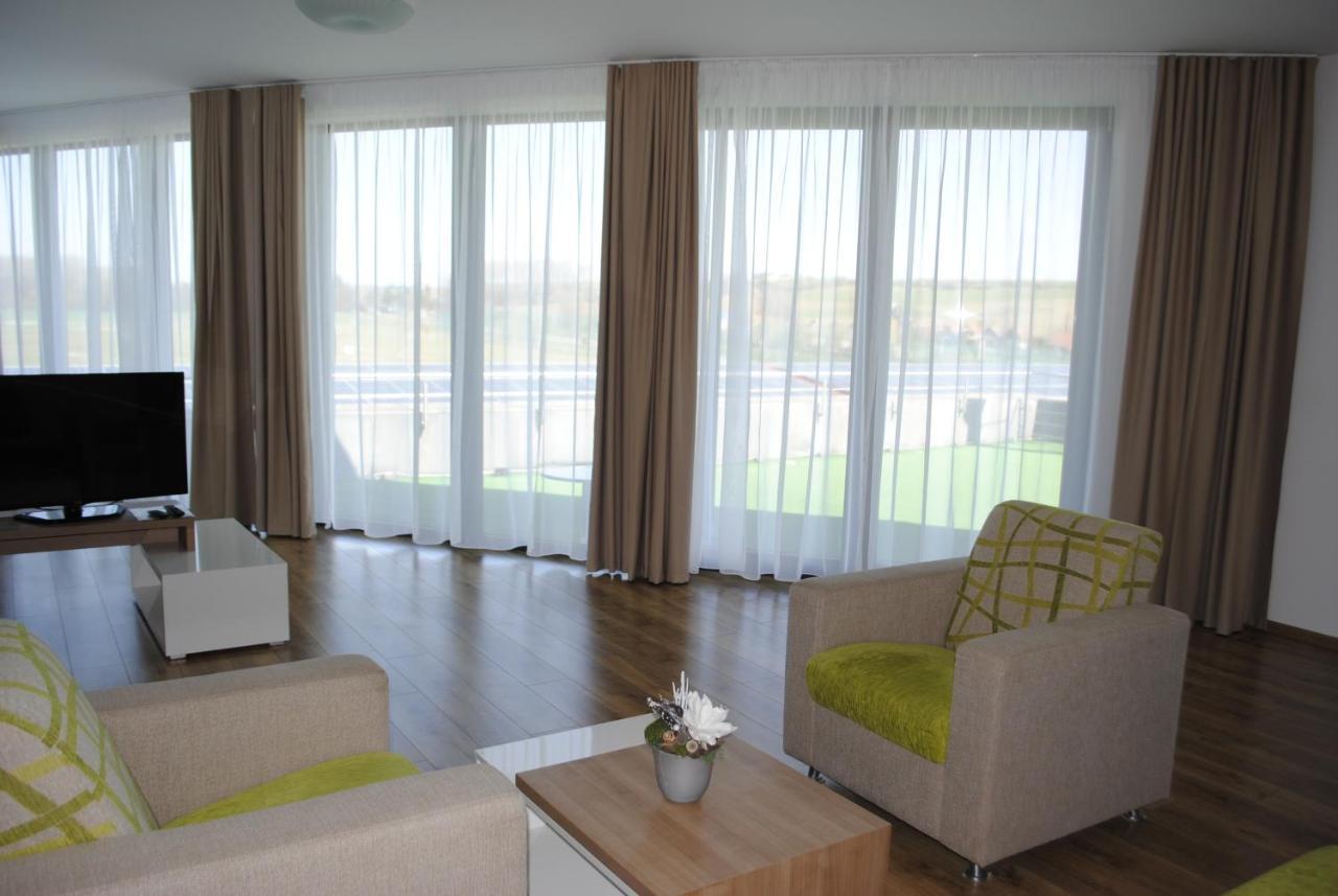 Hotel Golf Jezera Ostrozska Nova Ves Luaran gambar