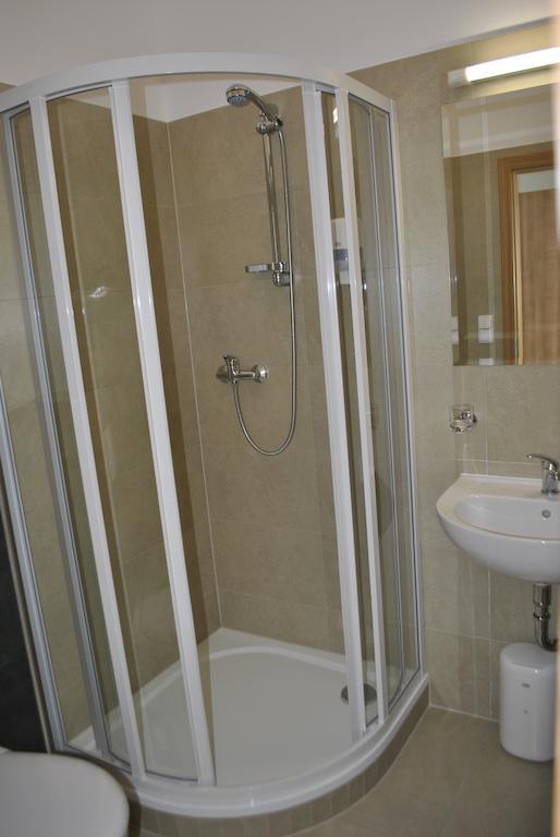 Hotel Golf Jezera Ostrozska Nova Ves Luaran gambar