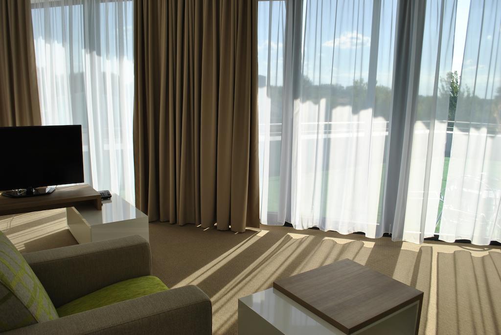Hotel Golf Jezera Ostrozska Nova Ves Luaran gambar