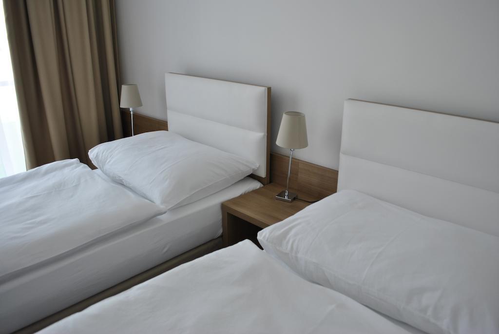 Hotel Golf Jezera Ostrozska Nova Ves Luaran gambar