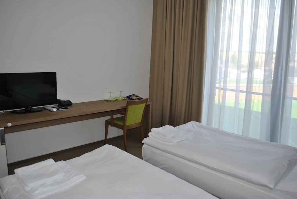 Hotel Golf Jezera Ostrozska Nova Ves Luaran gambar