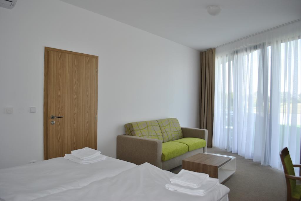 Hotel Golf Jezera Ostrozska Nova Ves Luaran gambar