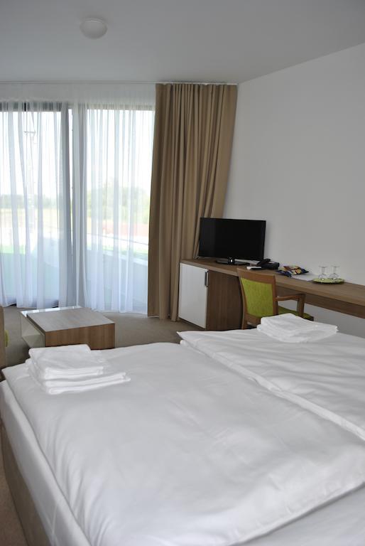 Hotel Golf Jezera Ostrozska Nova Ves Luaran gambar