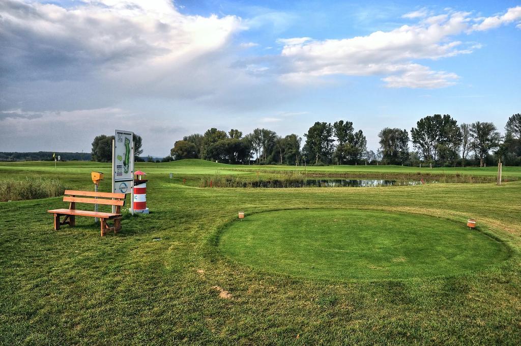 Hotel Golf Jezera Ostrozska Nova Ves Luaran gambar